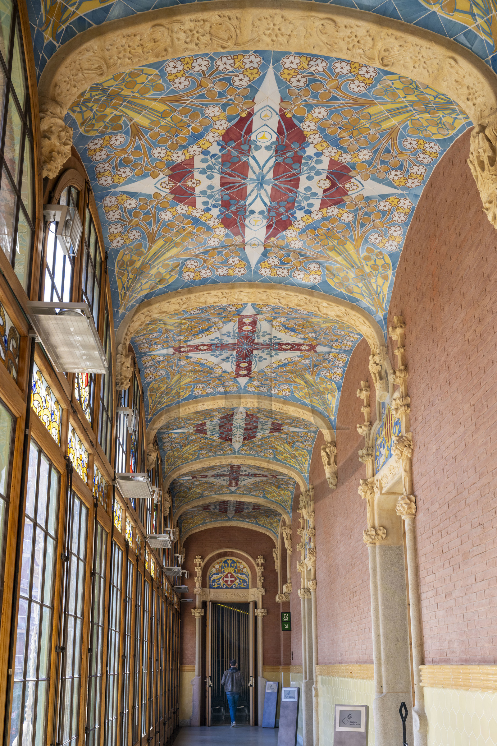 Espagne, Catalogne, Barcelone, quartier d'El Guinardo, ancien Hospital de la Santa Creu i de Sant Pau classé Patrimoine Mondial de l'UNESCO, de style moderniste par l'architecte Domenech i Montaner, aujourd'hui un musée et un centre culturel, batiment de l'administration, une des deux galeries du batiment de l'administration avec mosaïques au plafond