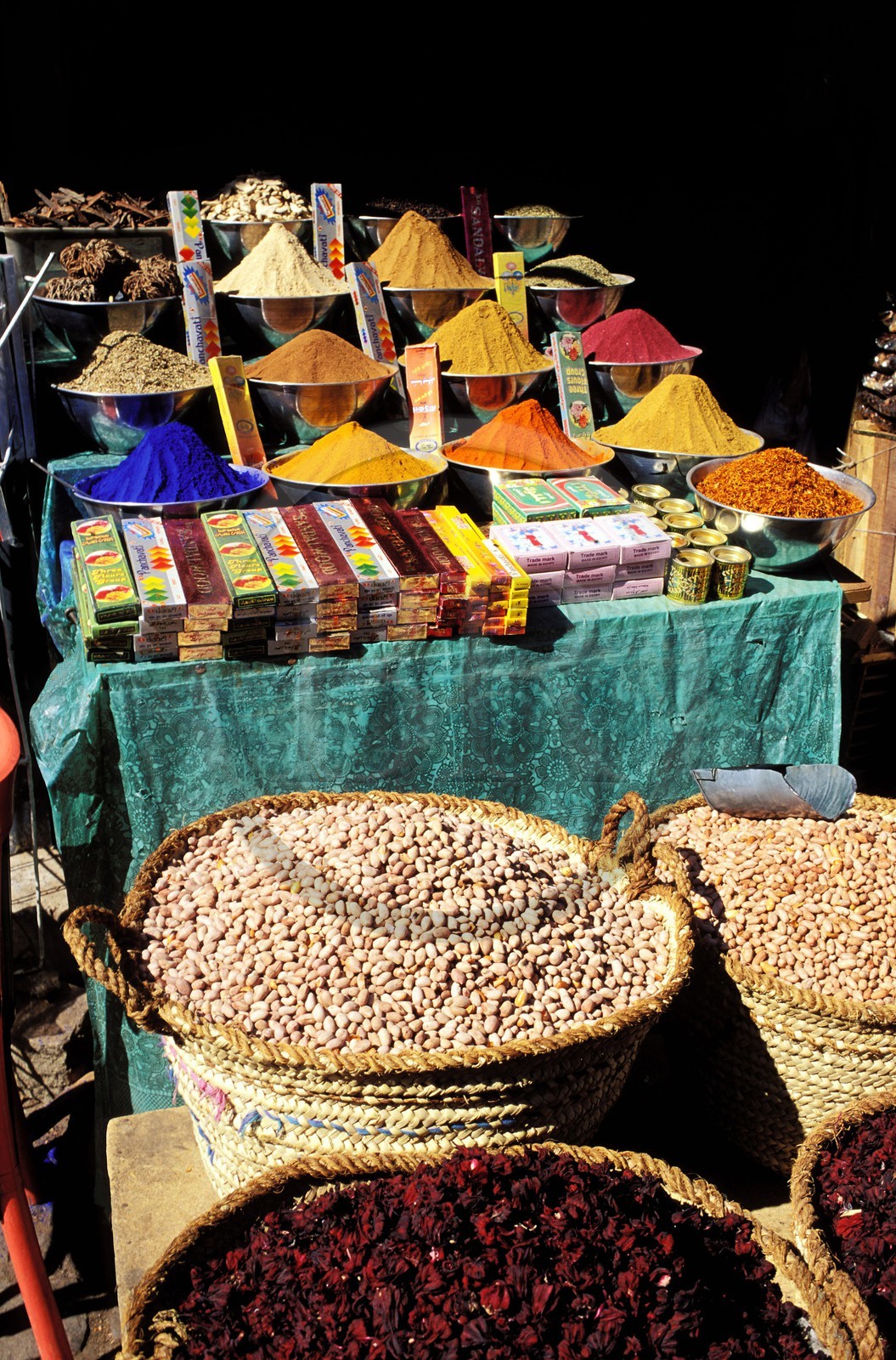 Égypte, Assouan, Epices variées vendues dans le souk