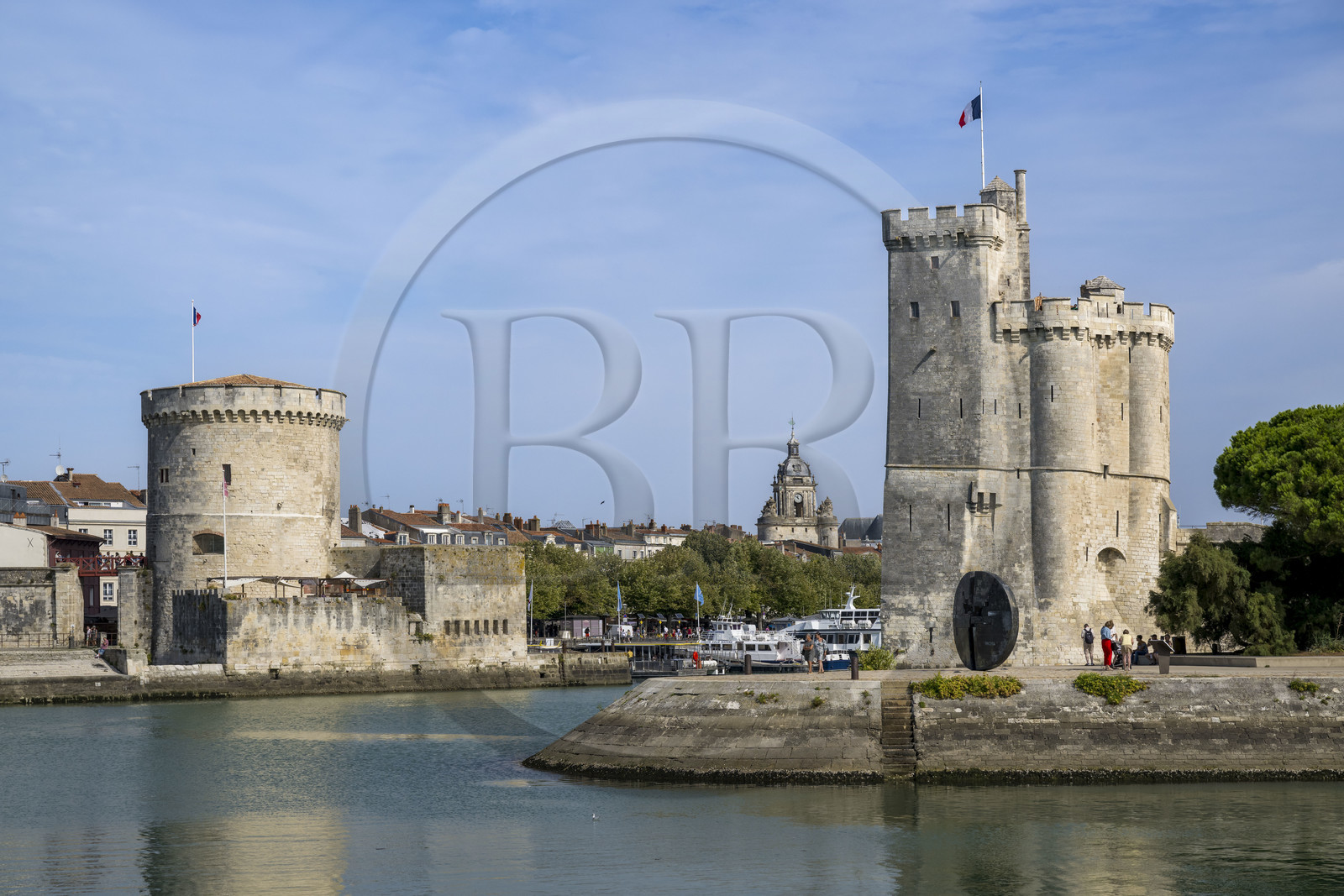 France, Charente-Maritime (17), La Rochelle, la Tour de la Chaine à gauche et la Tour Saint-Nicolas à droite protègent l'entrée du Vieux Port
