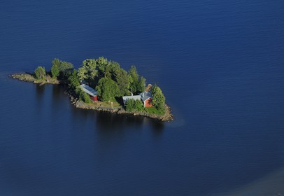 Suède, Comté de Västerbotten, région d'Umea, village de Ytterboda, maison sur une petite île privée sur la mer Baltique (vue aérienne)