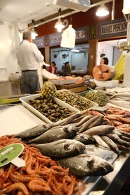 Espagne, Andalousie, Séville, quartier de Triana, le marché couvert de Triana, étal du poissonnier