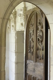 France, Loir et Cher (41), Vallée de la Loire classée Patrimoine Mondial de l' UNESCO, château de Chambord, détail d'une porte Renaissance avec le F et la salamandre de François 1er, menant sur l'oratoire