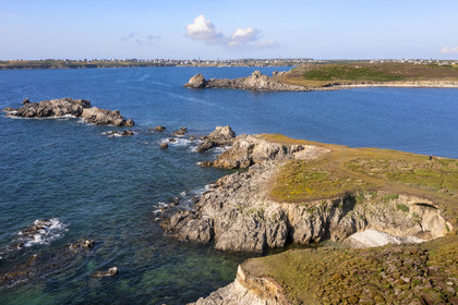 France, Finistère (29), Mer d'Iroise, Ile d'Ouessant, la Pointe de Penn ar Viler sur la cote Sud et la Baie de Lampaul (vue aérienne)