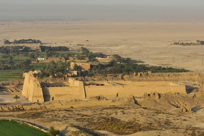 Egypte, Haute Egypte, vallée du Nil, environs de Louxor, nécropole thébaine classée Patrimoine Mondial de l'UNESCO, Thèbes Ouest, Medinet Habou, temple de Ramses III (vue aérienne)