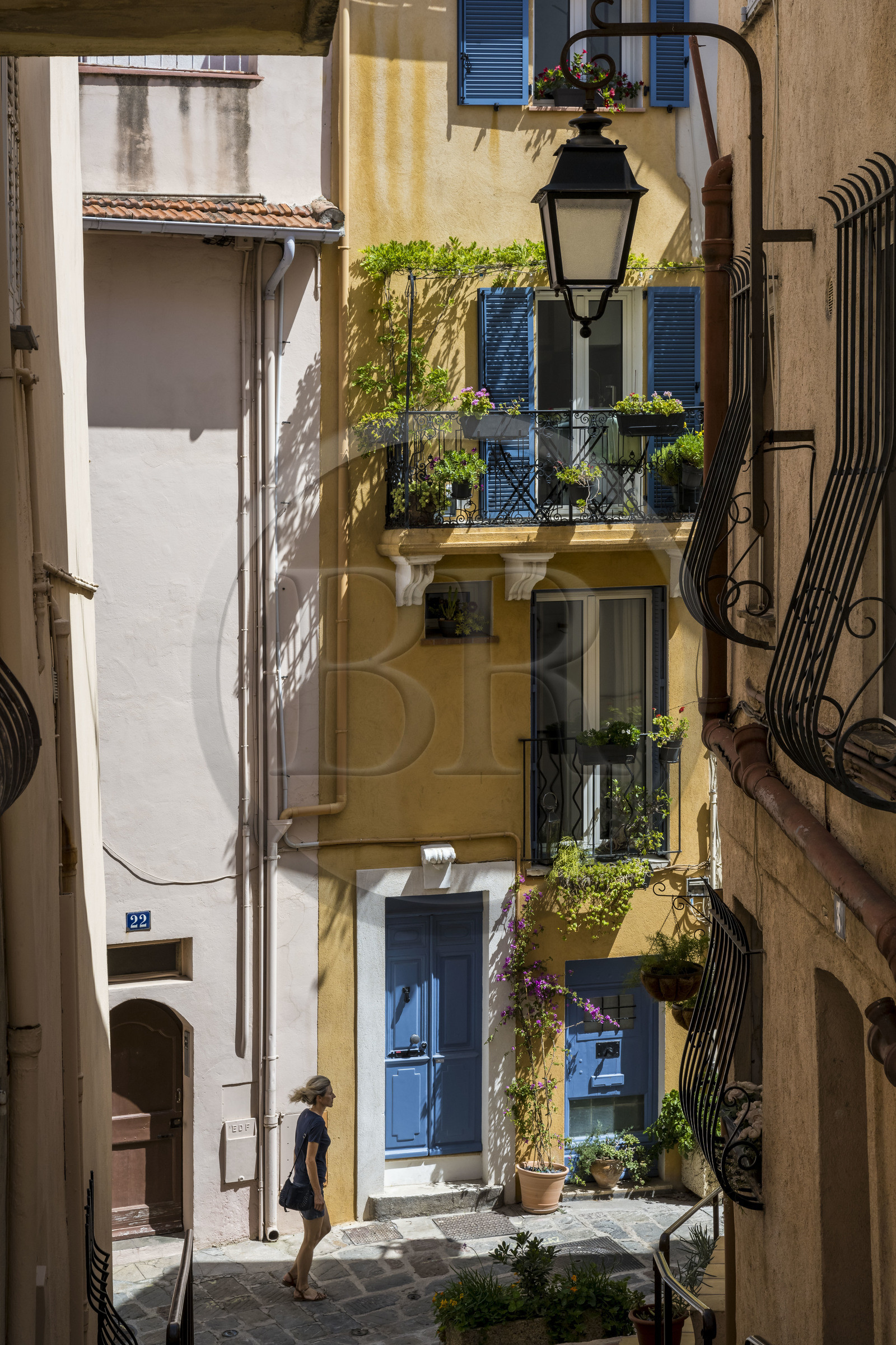 France, Alpes-Maritimes (06), Cannes, la vieille ville dans le quartier Le Suquet, rue Coste Corail