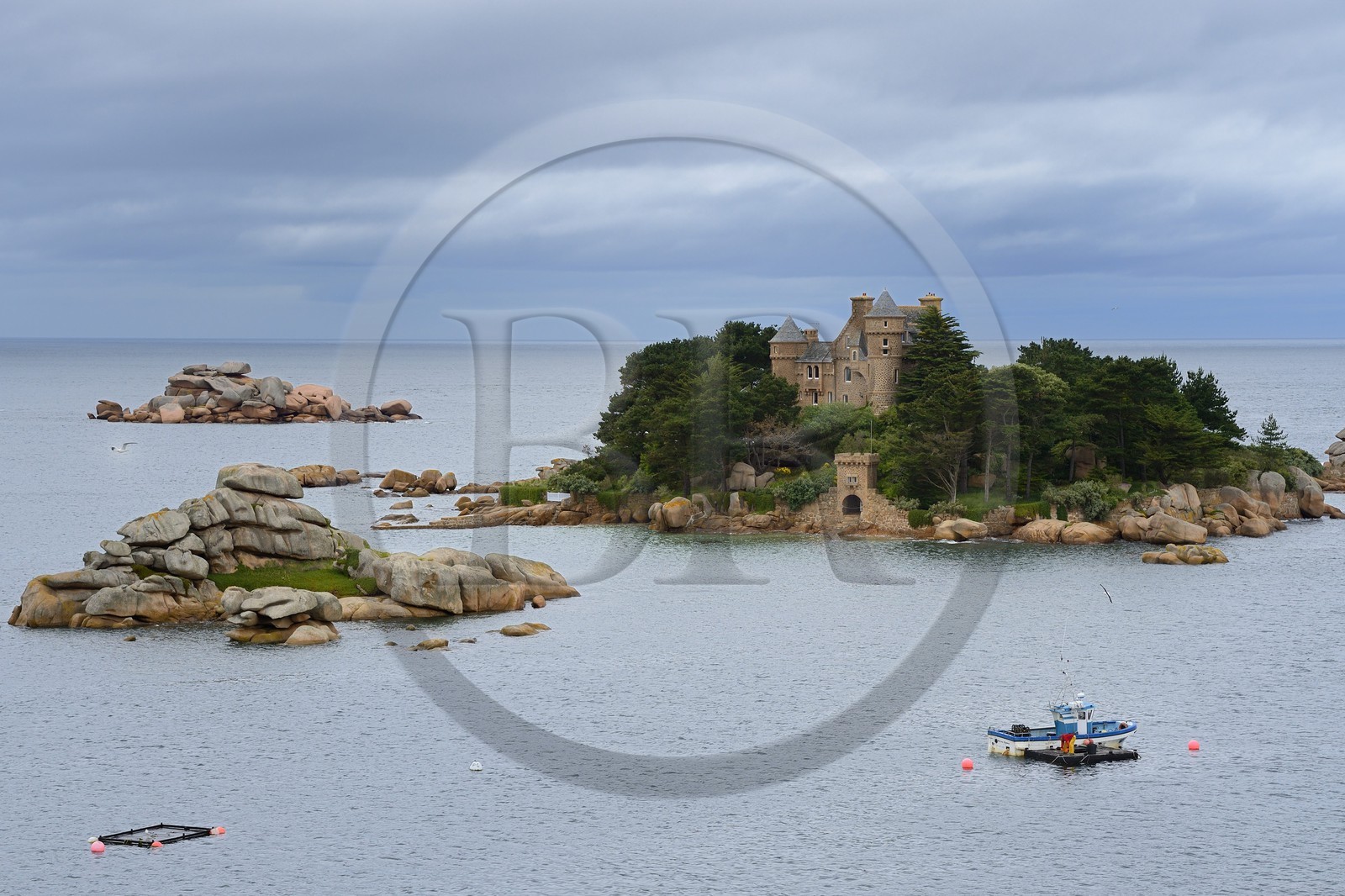 France, Côtes-d'Armor (22), Côte de Granit Rose, Trégastel, château et ile de Costaérès, bateau de pêche