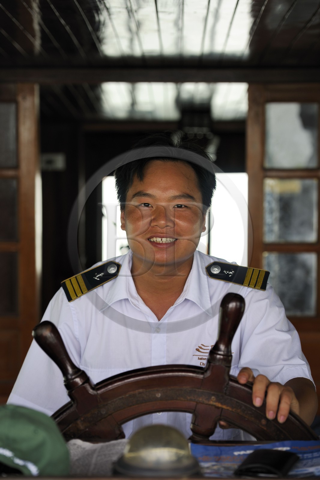 Vietnam, province de Quang Ninh, la Baie d'Halong classée Patrimoine Mondial de l'UNESCO, capitaine de bateau d'une jonque chinoise de croisière
