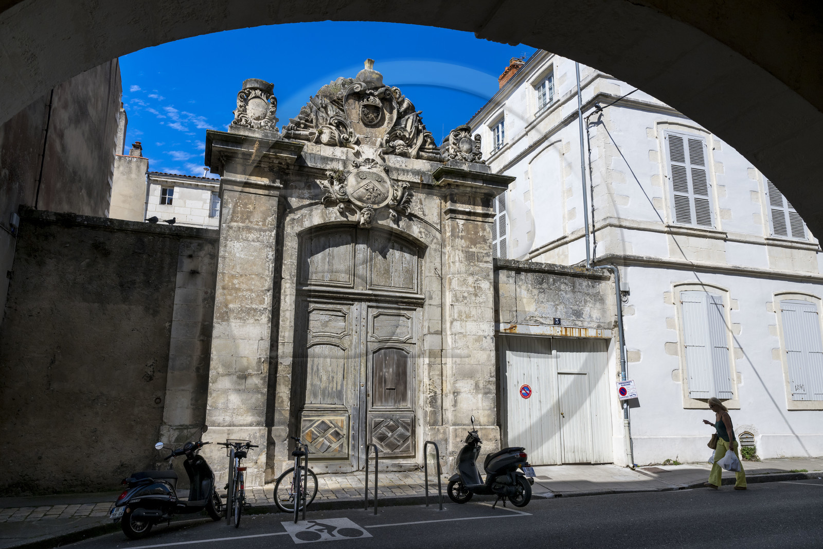 France, Charente-Maritime (17), La Rochelle, portail de l'Hotel de l'Intendance rue Pernelle aux armes de Monsieur Begon