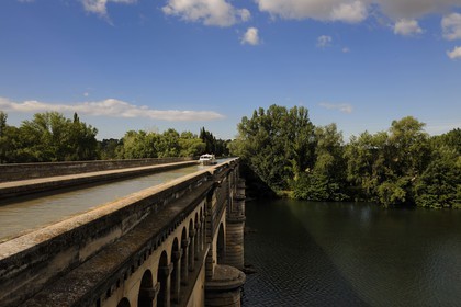 France, Hérault (34), Béziers, le Pont Canal du Canal du Midi, classé Patrimoine Mondial de l'UNESCO, passant sur la rivière Orb