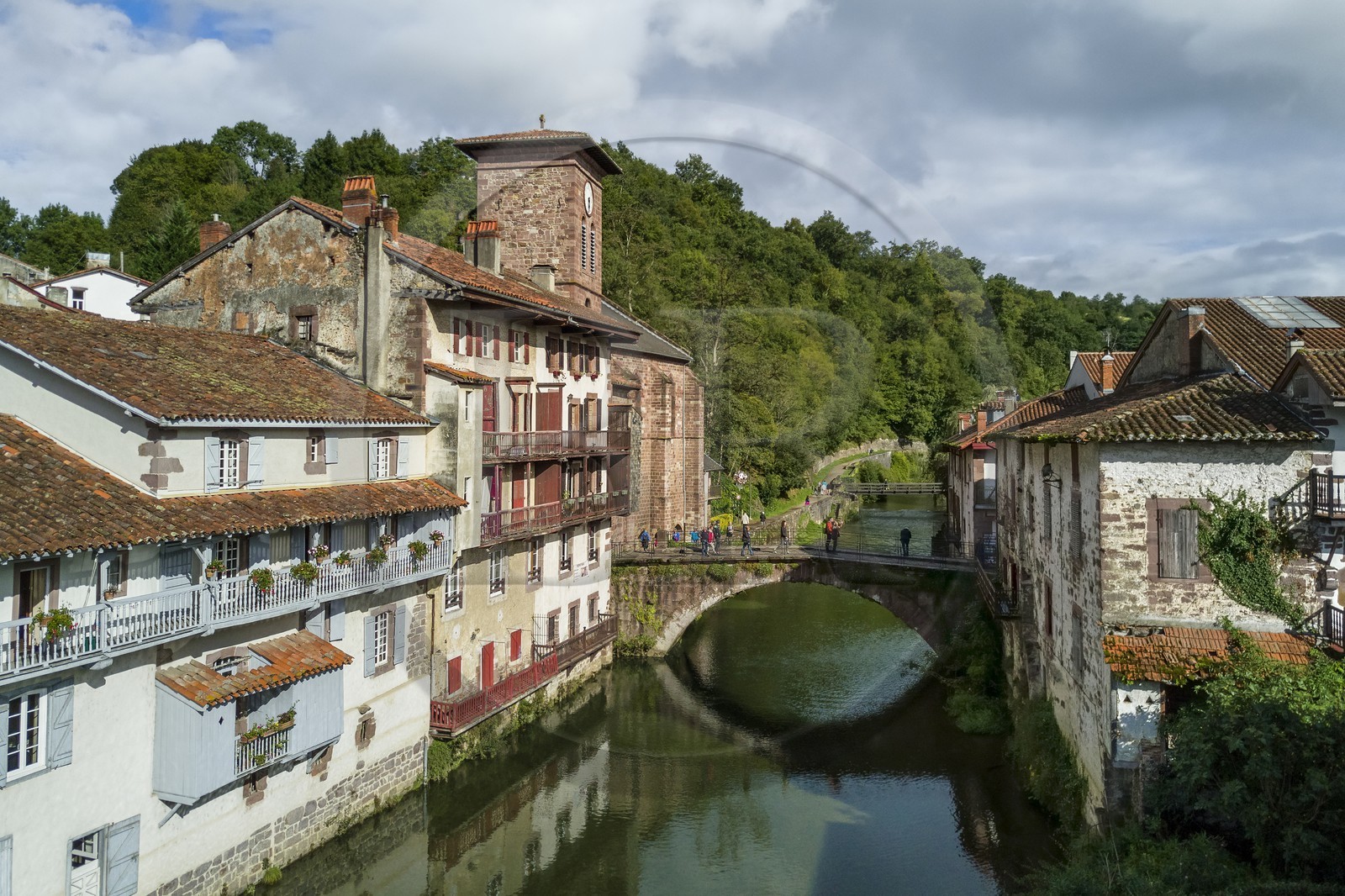 France, Pyrénées-Atlantiques (64), Pays-Basque, Saint-Jean-Pied-de-Port, le Pont Vieux sur la rivière Nive de Béhérobie et l'église de l'Assomption ou Notre-Dame du Bout du Pont (vue aérienne)
