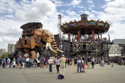 France, Loire-Atlantique (44), Nantes, Les Machines de l'Ile, projet artistique conçu par François Delarozière et Pierre Orefice, le Grand Eléphant et le Carrousel des mondes marins en arrière plan