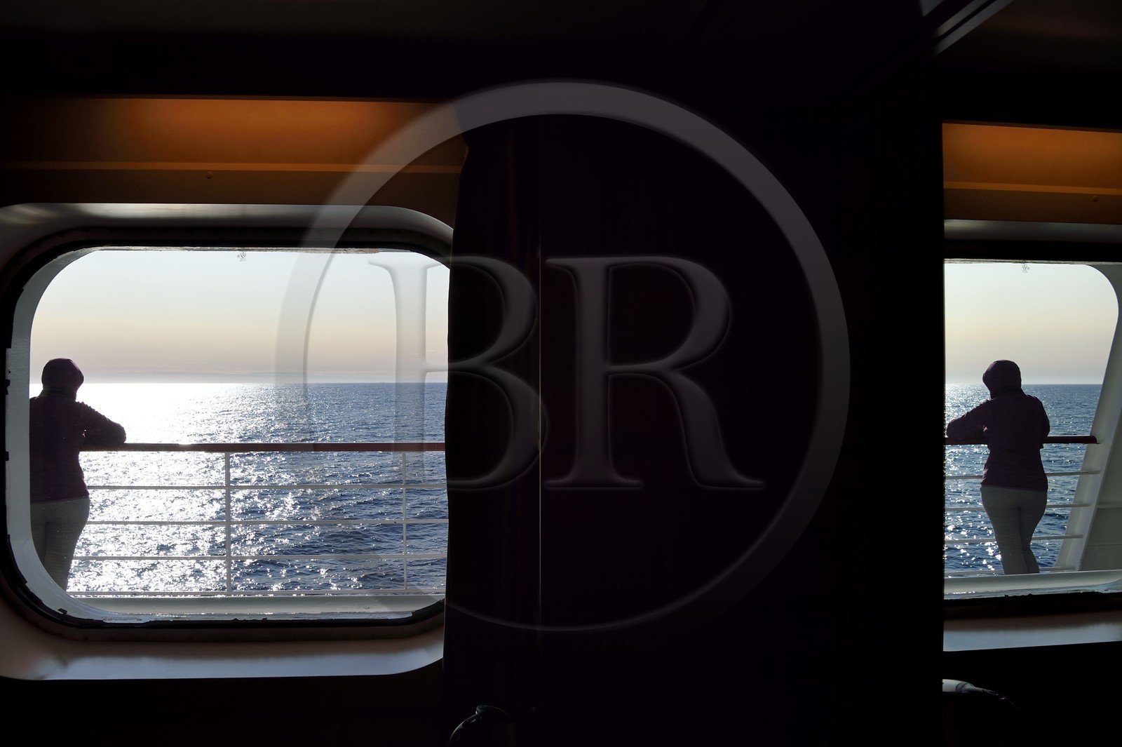 Groenland, cote ouest, bateau de croisière MS Fram de la compagnie Hurtigruten, à travers le hublot de la cabine