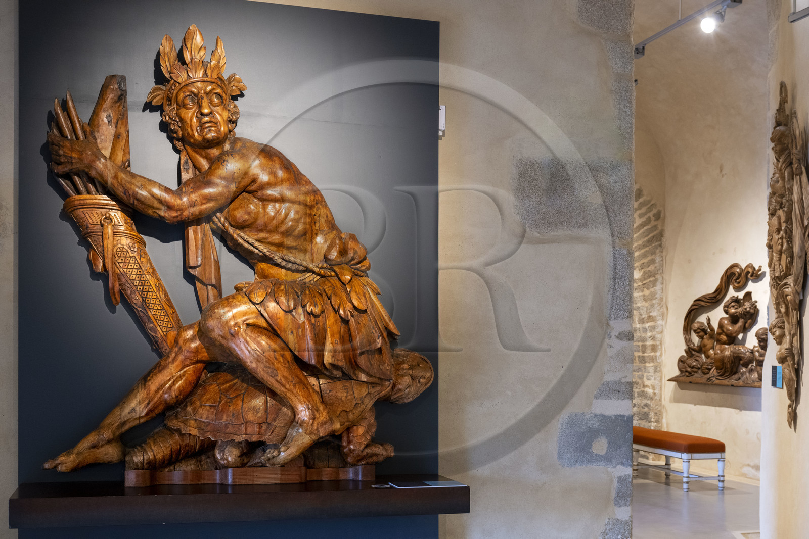 France, Finistère (29), Brest, le musée national de la Marine dans le château, salle consacrée à la décoration navale, statues en bois, Indien d'Amérique, décor de poupe d'un batiment de marine non identifié, haut-relief XVIIIème siècle