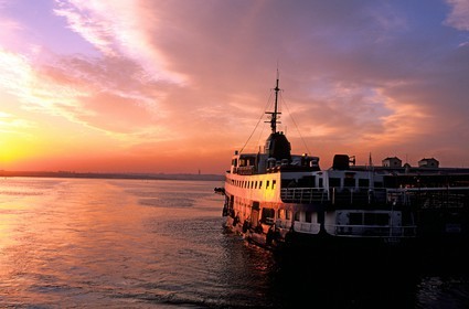 Portugal, Lisbonne, ferry effectuant la traversée du Tage