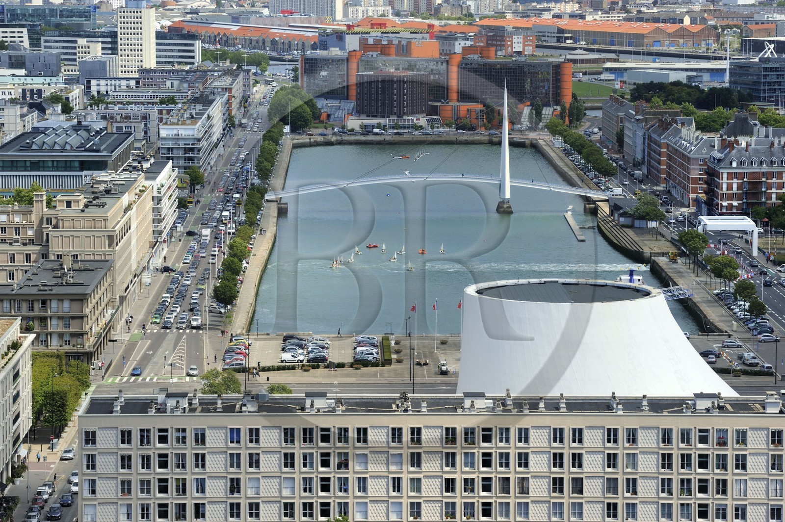 France, Seine-Maritime (76), Le Havre, Centre-ville reconstruit du Havre par Auguste Perret classé Patrimoine Mondial de l'UNESCO, immeubles Perret autour du Bassin du Commerce et le sommet du Volcan réalisé par Oscar Niemeyer
