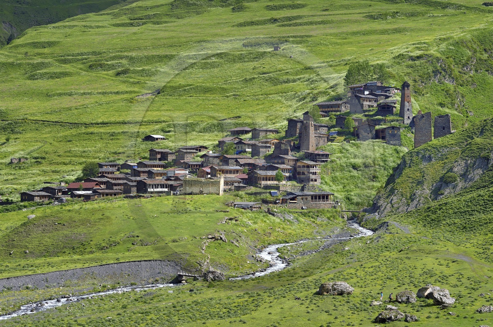 Géorgie, Kakheti, Parc national de Touchétie, vallée de la rivière Alazani dans les montagnes de Pirikiti, village de Dartlo, tours médiévales fortifiées