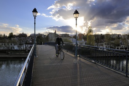 France, Val de Marne, the Marne riverside, cyclist on the footbridge between Le Perreux-sur-Marne in the background and Bry-sur-Marne