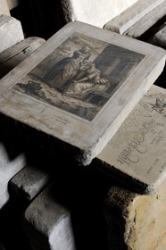 France, Vosges (88), Epinal, Cité de l’Image, Imagerie d’Epinal, un peu plus de 10 000 pierres utilisées pour la lithographie sont classées dans la cave aux pierres