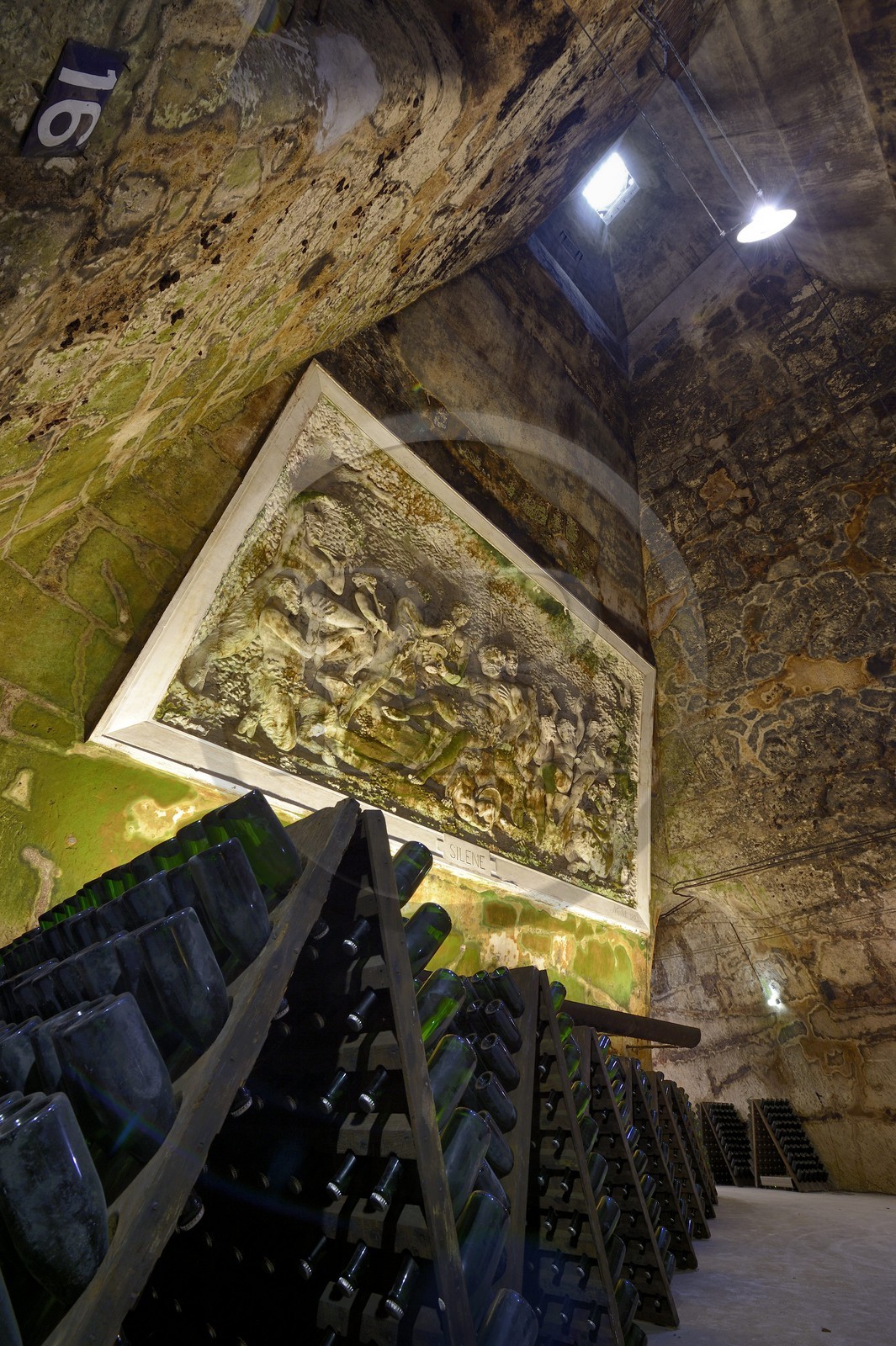France, Marne (51), Reims le champagne, les caves du Domaine Pommery, bas-relief appelé Silène et sa cour de ménades en folie (1884) de Gustave Navlet