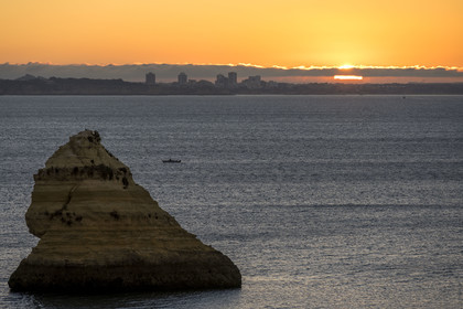 Portugal, Algarve, Lagos, lever de soleil depuis la plage de Praia Dona Ana