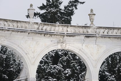 France, Yvelines, park of the Chateau de Versailles, listed as World Heritage by UNESCO, Bosquet de la Colonade, round peristyle by Mansart