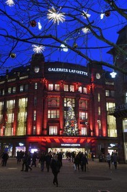 France, Bas-Rhin (67), Strasbourg, vieille ville classée au Patrimoine Mondial de l'UNESCO, les Galeries Lafayette décorées pour Noel dans la Rue du 22 Novembre
