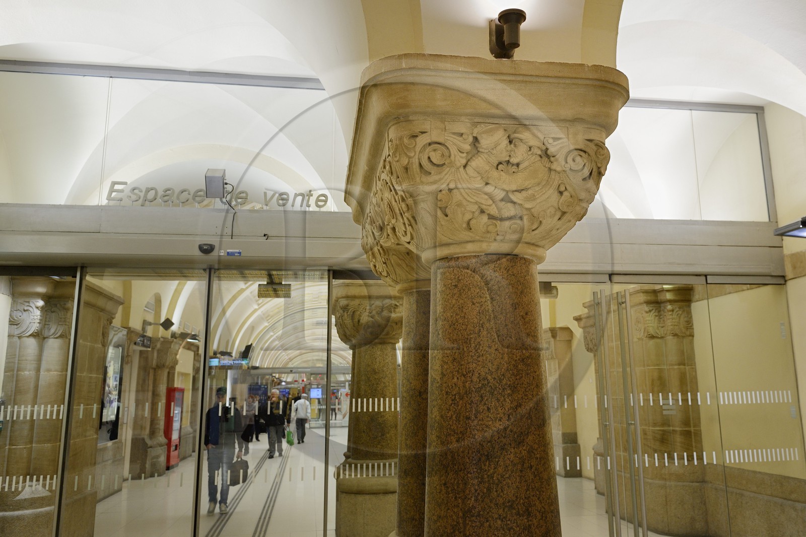 France, Moselle (57), Metz, quartier impérial, la gare de Metz, édifiée de 1905 à 1908 par l'architecte berlinois Jurgen Kruger est inscrite monument historique, hall d'arrivée, bas-relief représentant les retrouvailles d'un père et de son fils