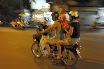 Vietnam, Hanoï, vieille ville, conduite risquée en famille sur une moto