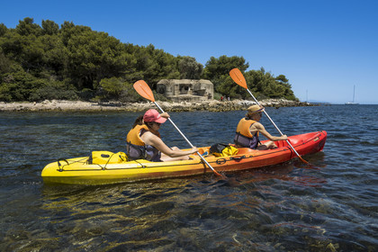 France, Alpes-Maritimes (06), Cannes, randonnée en kayak aux Iles de Lérins, tour de l'Ile de Saint-Honorat par le sud, bunker datant de la deuxième guerre mondiale en arrière plan