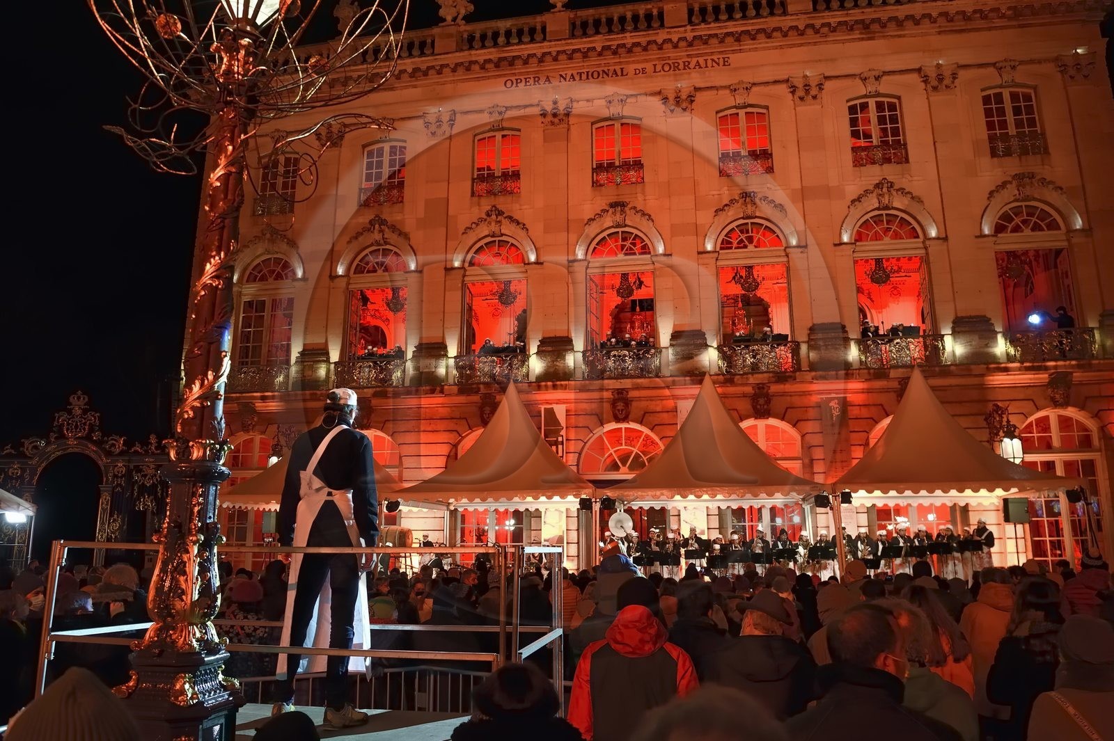 France, Meurthe-et-Moselle (54), Nancy, place Stanislas (ancienne Place Royale) lors de la fête de la Saint-Nicolas, classée Patrimoine Mondial de l'UNESCO, la Fanfare des Enfants du Boucher joue depuis l'Opera National de Lorraine