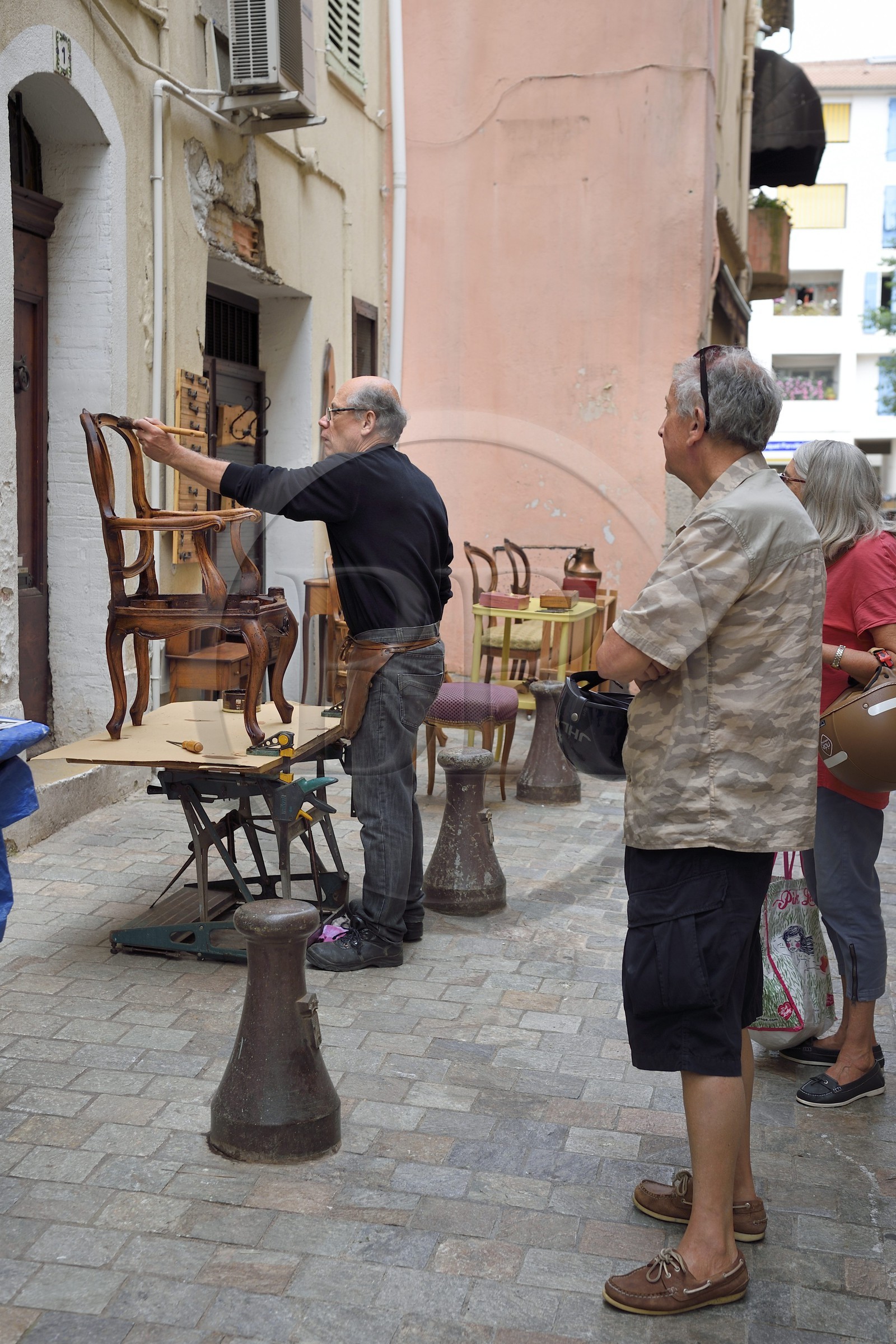 France, Alpes-Maritimes (06), Cannes, la vieille ville dans le quartier Le Suquet, ébeniste réparant une chaise dans la rue de la miséricorde