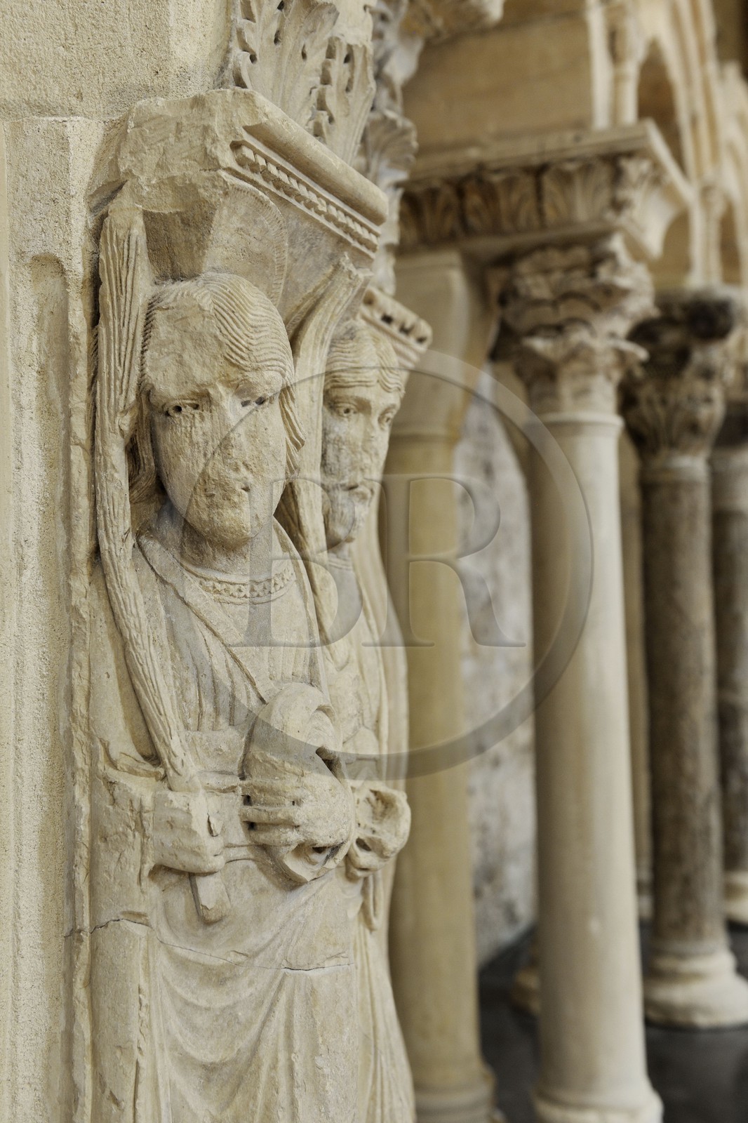 France, Hérault (34), village médiéval de Saint-Guilhem-le-Désert, étape du pélerinage de Saint-Jacques-de-Compostelle, labellisé Les Plus Beaux Villages de France, abbaye de Gellone du XIe siècle classée Patrimoine Mondial de l'UNESCO, le dépôt lapidaire de l’Abbaye, anastylose romane