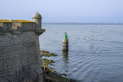 France, Morbihan (56), Port-Louis, la citadelle de Port-Louis remaniée par Vauban à l'entrée de la rade de Lorient, échauguette sur les remparts