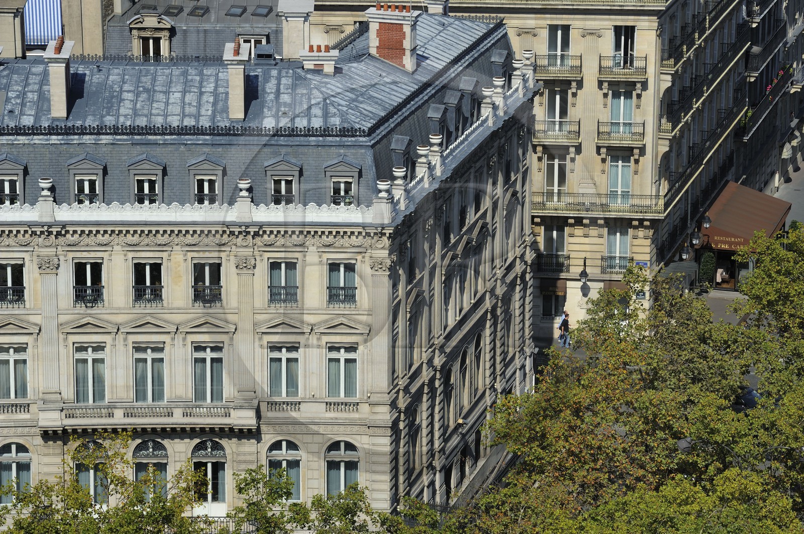 France, Paris (75), immeuble Haussmannien sur la place de l'Etoile à l'angle de l'avenue Carnot vu du haut de l'Arc de Triomphe
