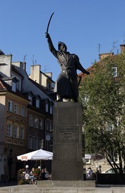Poland, Warsaw, the old town, statue for a hero along the old wall