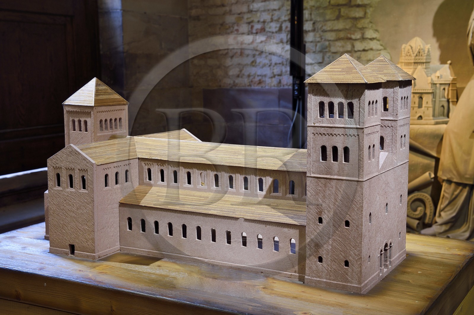 France, Bas-Rhin (67), Strasbourg, vieille ville classée au Patrimoine Mondial de l'UNESCO, la cathédrale Notre-Dame, la galerie du Chevet, maquette en grès de la première cathédrale romane dite de l’an Mil