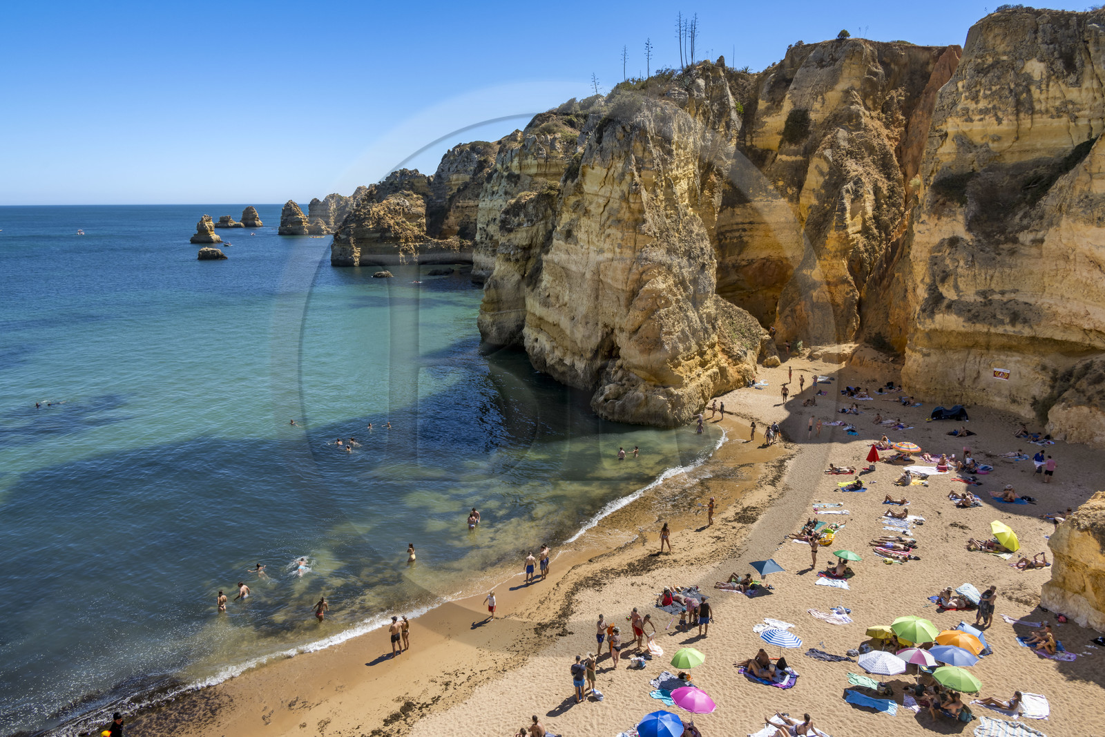 Portugal, Algarve, Lagos, la plage de Praia Dona Ana bordée par des falaises escarpées
