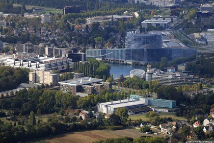 France, Bas-Rhin (67), le quartier européen avec le Conseil de l'Europe, le Parlement européen, le Palais des Droite de l'Homme et la Pharmacopée européenne au premier plan (photo aérienne)