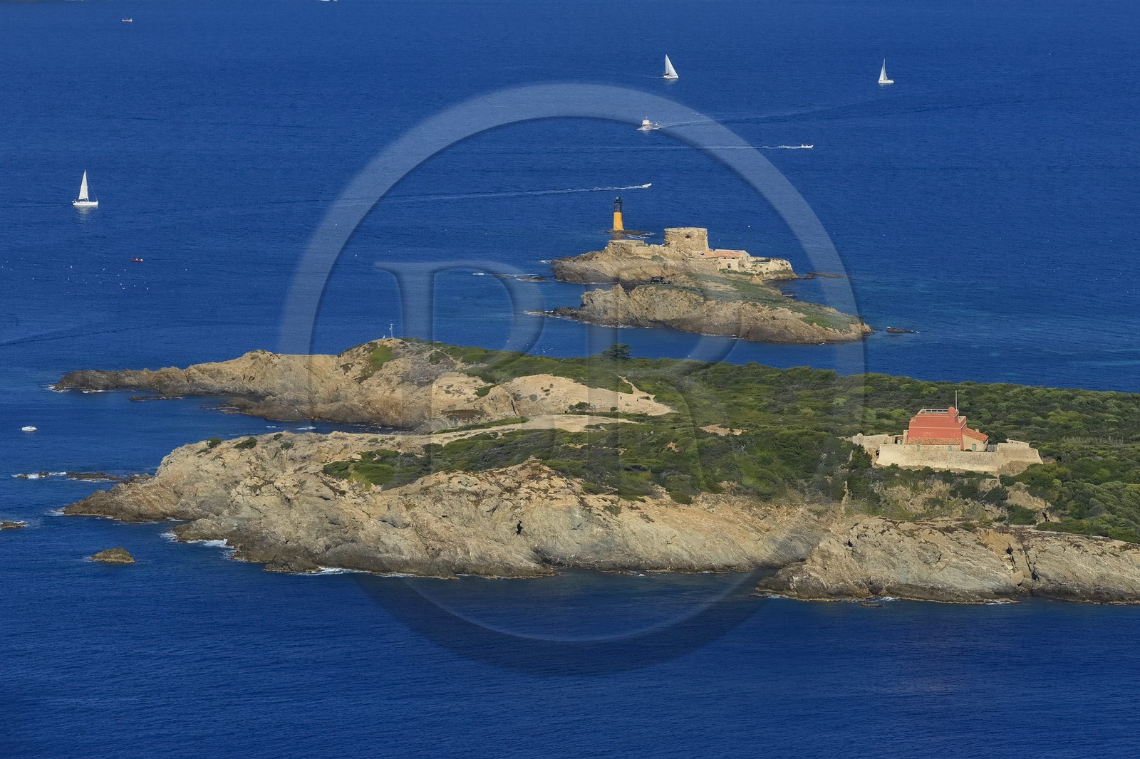 France, Var (83), Iles d'Hyères, parc national de Port Cros, Ile de Porquerolles, le Fort du Grand Langoustier à droite au premier plan et le Fort du Petit Langoustier en arrière plan (vue aérienne)