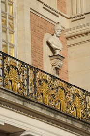 France, Yvelines (78), château de Versailles, classé Patrimoine Mondial de l'UNESCO, façade de la Cour Royale