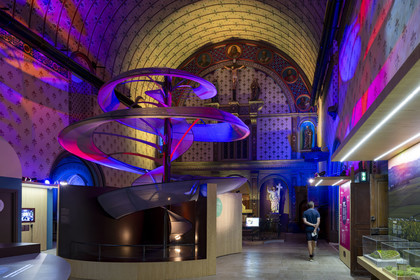 France, Côte-d'Or (21), Dijon, zone classée Patrimoine Mondial de l'UNESCO, Cité Internationale de la Gastronomie et du Vin par l'architecte Anthony Béchu, intérieur de la Grande Chapelle de l'ancien hopital général, exposition sur les climats et les terroirs