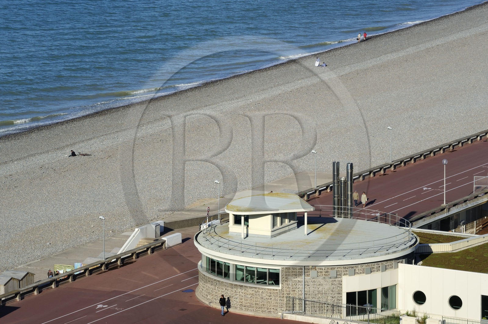 France, Seine-Maritime (76), Dieppe, la Rotonde sur la promenade maritime le long du boulevard de Verdun et la grand plage de galets