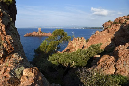 France, Var, Agay area next to Saint-Raphael, Massif de l'Esterel (Esterel Massif), the Corniche d'Or, the ile d'Or island tower next to the Dramont cape