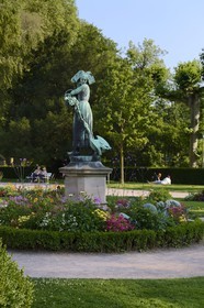 France, Bas-Rhin (67), Strasbourg, parc de l'Orangerie, statue en bronze de la Ganseliesel (Elisabeth gardienne d'oie) par le sculpteur Charles Albert Schultz (1899)