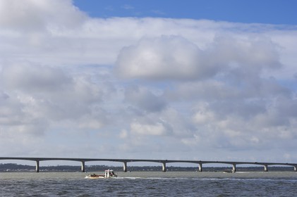 France, Charente-Maritime (17), Ile d'Oléron, le pont viaduc d'Oléron et chaland à huîtres