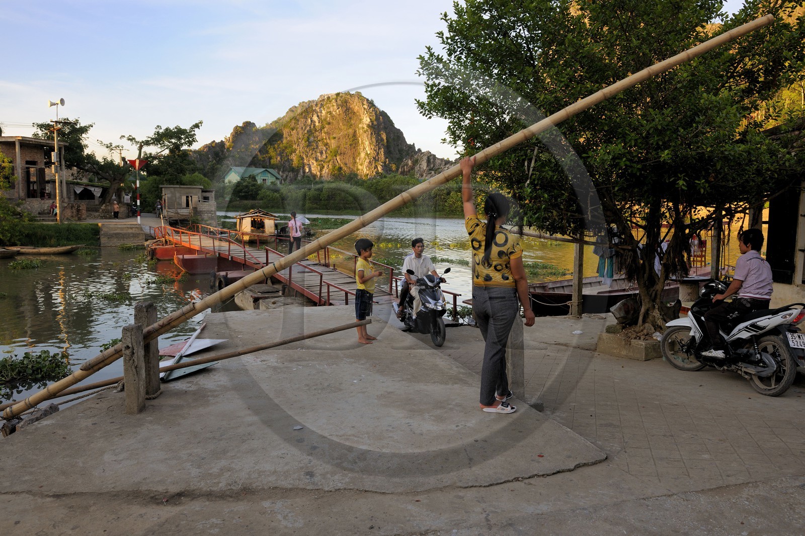 Vietnam, province de Ninh Binh, village insulaire de Kenh Ga, le seul pont d'accès au village