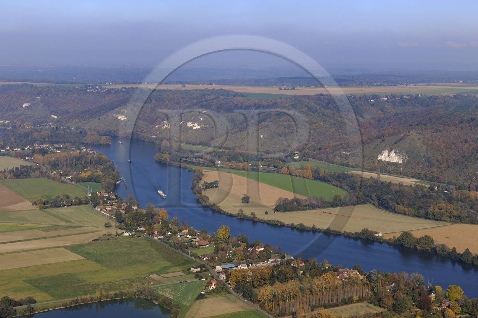 France, Eure (27), péniche sur la Seine en amont de Amfreville-sous-les-monts et la côte des Deux-Amants (vue aérienne)
