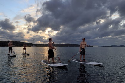 France, Var (83), Iles d'Hyères, parc national de Port Cros, Ile de Porquerolles, stand-up paddle au large de la plage de la Courtade guidés par Alexandre Bernd