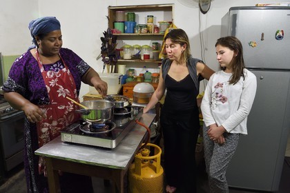 Sri Lanka, province du Centre-Nord, Polonnaruwa, Devi Tourist Home, préparation du curry dans la cuisine