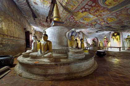 Sri Lanka, province du centre, district de Matale, Dambulla, Temple du Rocher Royal aussi appelé Ran Giri (Rocher doré) classé patrimoine mondial de l'UNESCO, la grotte n°2 Maharaja Viharaya est la plus vaste